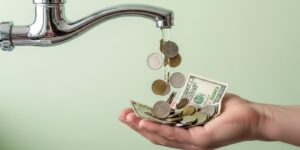 안정적인 배당금 현금 흐름을 상징하는 수도꼭지와 동전