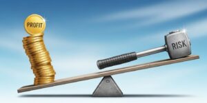 위험과 수익의 상충관계를 나타내는 시소 위의 금화와 철퇴